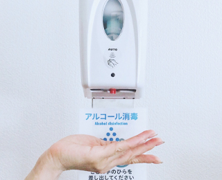 非接触の自動スプレー式で清潔&安全!