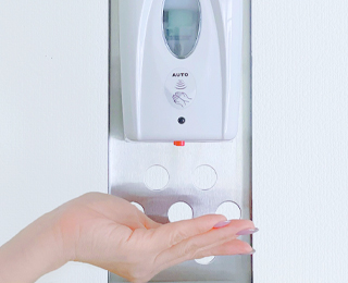 非接触の自動スプレー式で清潔&安全!